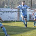 Iago Beceiro celebra el gol de los astorganos con Juanra y Diego, de espaldas. JESÚS CRIADO