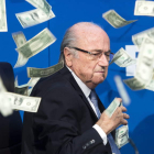 Blatter, bajo una lluvia de billetes que le lanzó el humorista Brodkin.