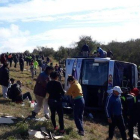 El autobús caído en la localidad de La Madrid, Tucumán.