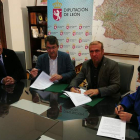 Majo y Fernández suscriben el acuerdo de colaboración. DL