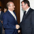 El ministro de Industria, Miguel Sebastián, y el consejero Antonio Silván se saludan ayer en Madrid