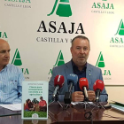 José Antonio Turrado y Donaciano Dujo, presentaron ayer el libro sobre la incorporación agraria. DL