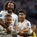 Marcelo y Asensio felicitan a Mariano, autor del tercer gol del Real Madrid ante la Roma. RODRIGO JIMÉNEZ