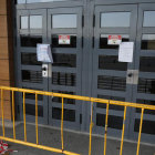Una de las puertas de acceso a las consultas del Hospital de León, cerrada y precintada. FERNANDO OTERO