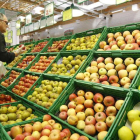 Un hombre escoge la fruta en un supermercado de León