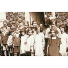 Niños de La Veguina en la antigua escuela, a principios de la década de los treinta