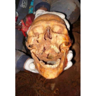 Uno de los descubridores de la cueva de Arintero muestra un cráneo