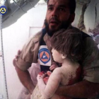 Un miembro del servicio de emergencias rescata a un niño víctima de los bombardeos rusos.
