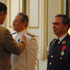 Servent, a la derecha, tras recibir la Legión de Honor junto al vicealmirante Ignacio Horcada.