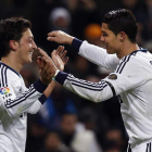 Özil y Cristiano Ronaldo, los mejores del Real Madrid y los autores de los dos goles blancos, celebran el triunfo.