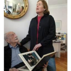 Francisco Ayala junto a su mujer, Carolyn Richmond