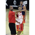 Orenga da instrucciones a Calderón y Mumbrú en un entreno.