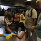 Los trabajadores del Metro de México toman medidas higiénicas