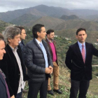 Matias Villarroel (con corbata azul), el arquitecto y promotor de Round Hill Capital, y el alcalde de Ojen (con corbata rosa), Jose Antonio Gómez, muestran los terrenos de la nueva promoción.