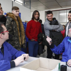 La plantilla de la Cultural y Deportiva Leonesa visitó las instalaciones que el centro de Asprona tiene en Quintana de Raneros. JESÚS F. SALVADORES
