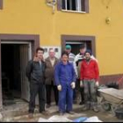 Los trabajadores, junto a los miembros de la junta vecinal