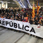 Los manifestantes cortan las vías del AVE en la estación de Girona, durante la huelga general del 8 de noviembre del 2017.