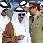 El emir de Catar junto a su hijo, el príncipe heredero, en una imagen del pasado diciembre.