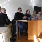 Los regidores de la AP-66 reunidos en la Virgen, durante su comparecencia ante los medios.