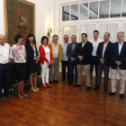 Representantes del comercio leonés y parlamentarios nacionales y autonómicos del PSOE de León reunidos hoy .