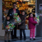 El responsable de la tienda posa con los tres niños ganadores