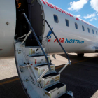 Un avión de la compañía Air Nostrum en el aeropuerto de León. RAMIRO