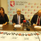María Villoslada, Pablo San José y Francisco Castañón, ayer, en la Diputación. RAMIRO