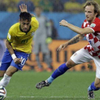 Rakitic sigue a Neymar en una acción del partido.