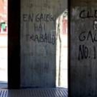 Imagen de una curiosa pintada en una calle de Ponferrada que reza: «En gallego hay trabajo»