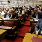 Tsipras, el primero por la derecha, en la reunión de su grupo parlamentario, este miércoles.