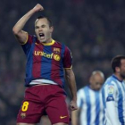 Andrés Iniesta celebra tras marcar el primer gol ante el Málaga.