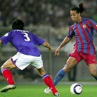 Ronaldinho encara y supera a un jugador japonés con uno de sus recortes eléctricos