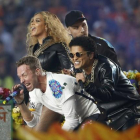 Beyoncé, Chris Martin y Bruno Mars, durante un momento de su actuación en el descanso de la Super Bowl.