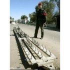 Un soldado iraquí monta guardia en Al Tayi, almacén de misiles destruidos