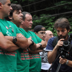 Marcos M. Merino pasa entre los mineros.