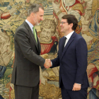 El rey saluda a Fernández Mañueco tras recibirle ayer en el Palacio de la Zarzuela tras asumir la presidencia de la Junta. ICAL