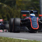 Fernando Alonso, por delante de Carlos Sainz, durante los ensayos libres del GP de Malasia.