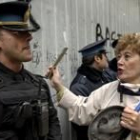 Una mujer argentina protesta con su carerola, ayer en Buenos Aires, junto a las fuerzas policiales