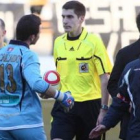 Diego Calzado se queja al final del partido al árbitro Zarrabeitia Arrieta del trato dispensado a la