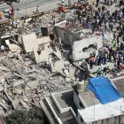 Cientos de personas, entre afectados y personal dedicado a las labores de rescate, en medio de edificios colapsados en Ciudad de México.