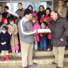 Momento de la entrega de la placa a César Cano.