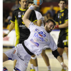 El pivote brasileño, Leonardo Almeida, que ayer colaboró con dos goles, se zafa de la defensa del Cuenca para lanzar a meta.