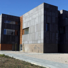 El edificio está situado en el campus de Vegazana, frente a los Jesuitas.