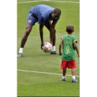 Eto'o juega con su hijo en el Camp Nou poco antes del entrenamiento