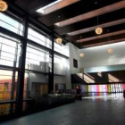 Los amplios pasillos y la luz natural, señas de identidad del centro