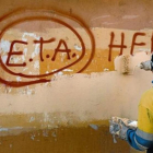 Un operario limpia una pintada a favor de ETA en Gernika.