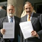 Miguel Arias Cañete y Pujalte posan antes de presentar la denuncia