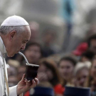 El papa bebe mate a su llegada a la plaza de San Pedro de El Vaticano, este miércoles.