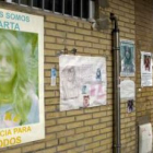 Carteles junto al portal del domicilio de Marta del Castillo, en una imagen de archivo.