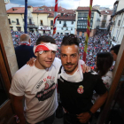 Álex Gallar y Rubén de la Barrera son ídolos para la afición culturalista. Fútbolista y entrenador fueron los más aclamados por una hinchada enardecida. RAMIRO LÓPEZ/MARCIANO PÉREZ